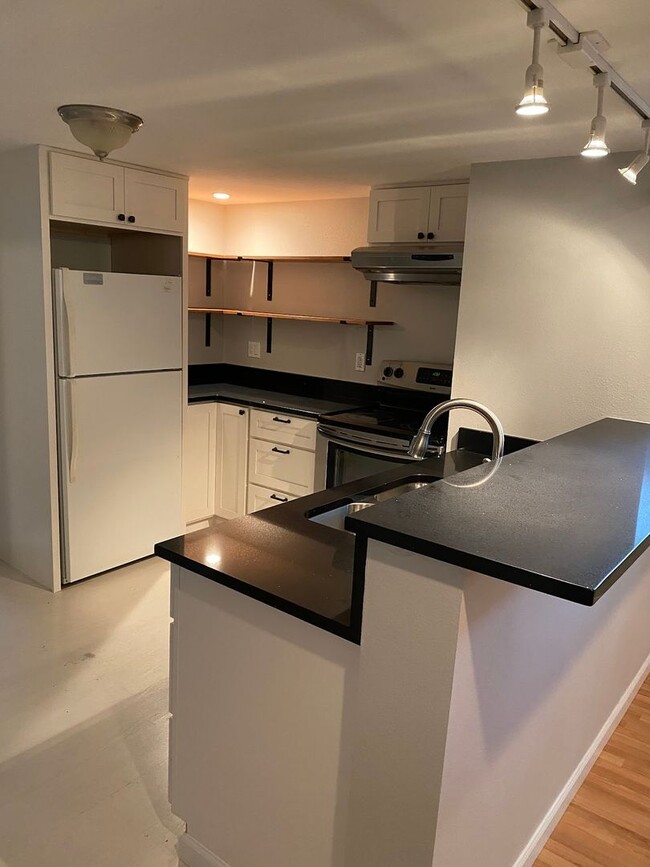 Foto del edificio - Newly updated 1 Bedroom Basement Unit!