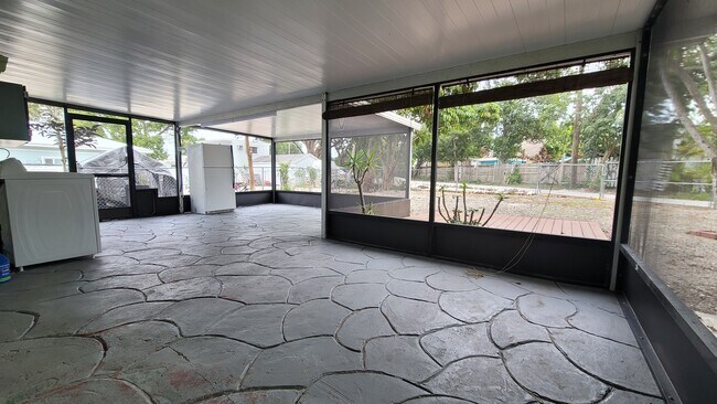 Foto del edificio - 664 Colson Dr