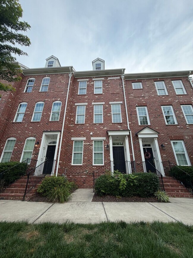 Building Photo - Beautiful Townhome in Charlotte