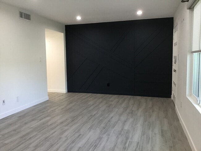 Foto del edificio - Corner Unit Townhome with Style and Substa...