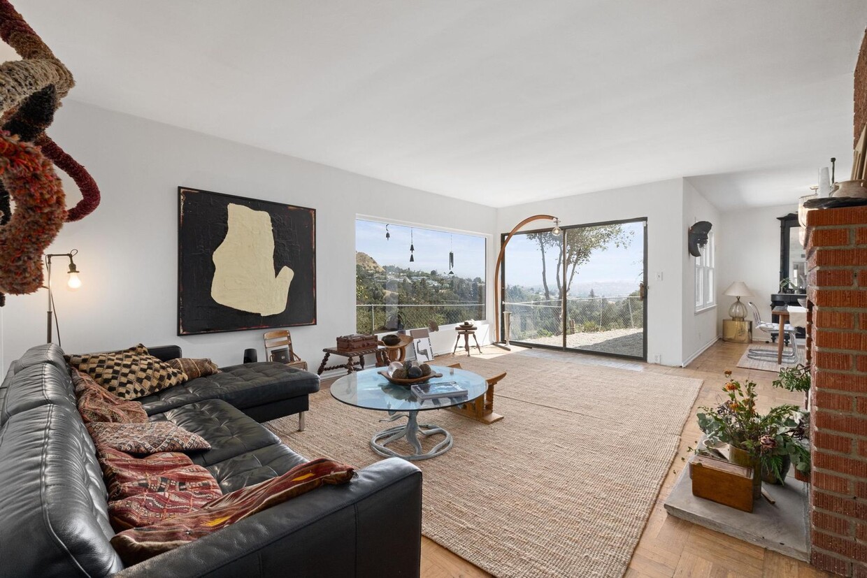 Foto principal - Fully Furnished: Mid-Century w/views of Gr...