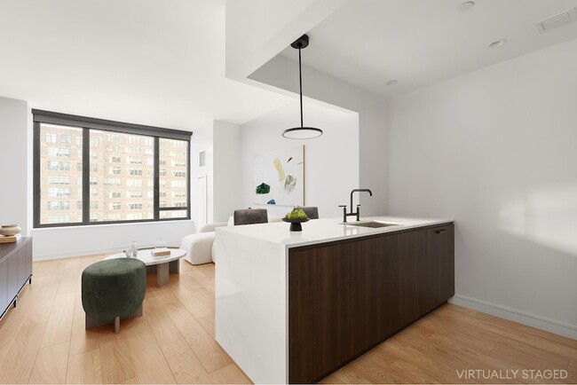 Building Photo - 111 Varick St