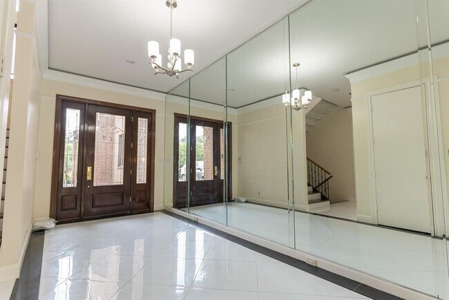 Foto del edificio - 8800 Woodway Dr