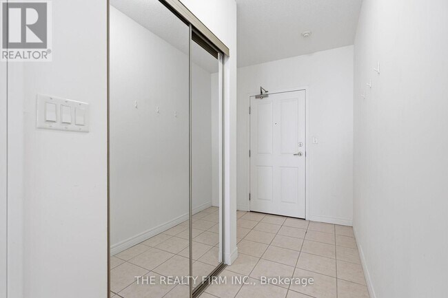 Photo du bâtiment - 353 Commissioners Rd W