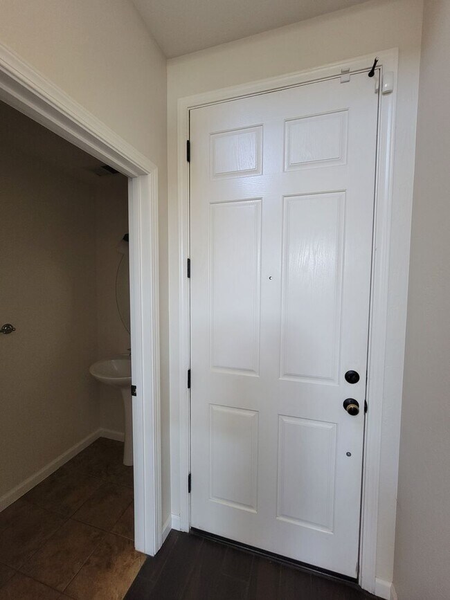 Building Photo - Beautiful 2 bedroom 2.5 bath home in Avalon Gated Community!!