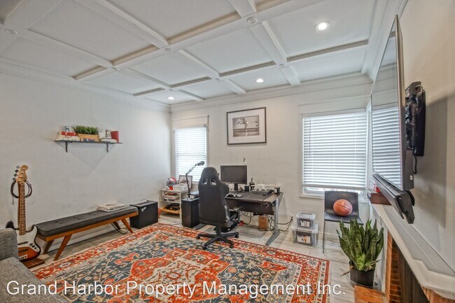Building Photo - 721 Crest Dr