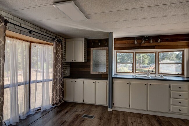 Building Photo - 2 Bedroom, 1 bath Minutes from NAS Whidbey