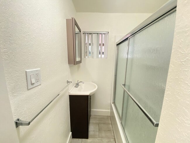 1 Bedroom 1 Bath Bungalow, Ready Now! - 1 Bedroom 1 Bath Bungalow, Ready Now! Apartment