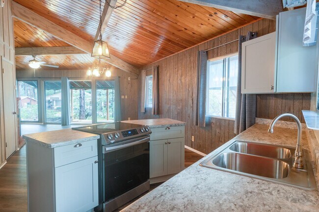 Building Photo - 2 Bed / 2 bath ~ Octagon Home, So Cute