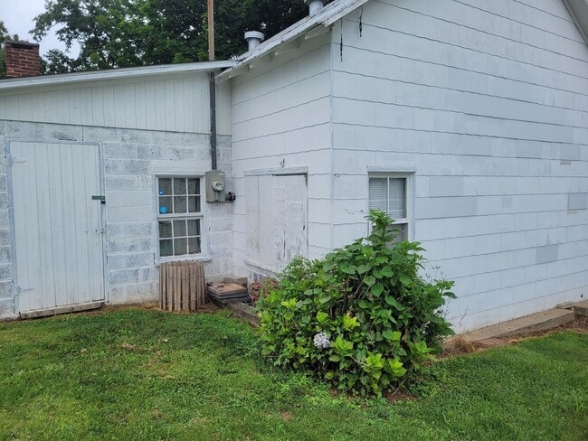 Building Photo - 103 Schoolhouse Rd