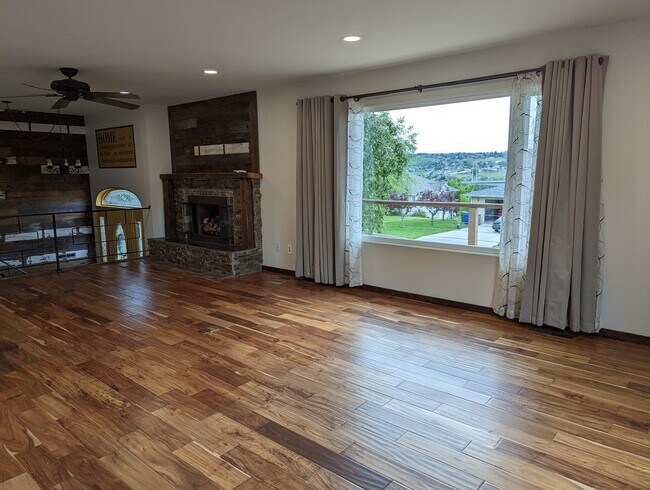 Building Photo - Luxurious 4 bedroom 2 bath house with rive...