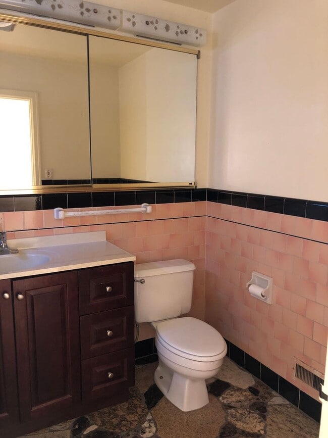 Building Photo - Old SW Reno Remodeled Duplex