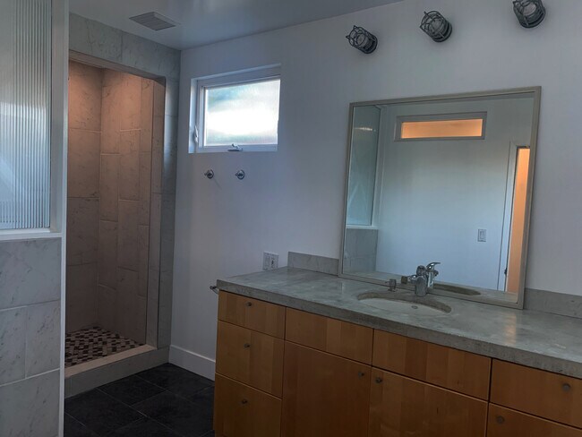 Foto del edificio - 8116 Loyola Blvd