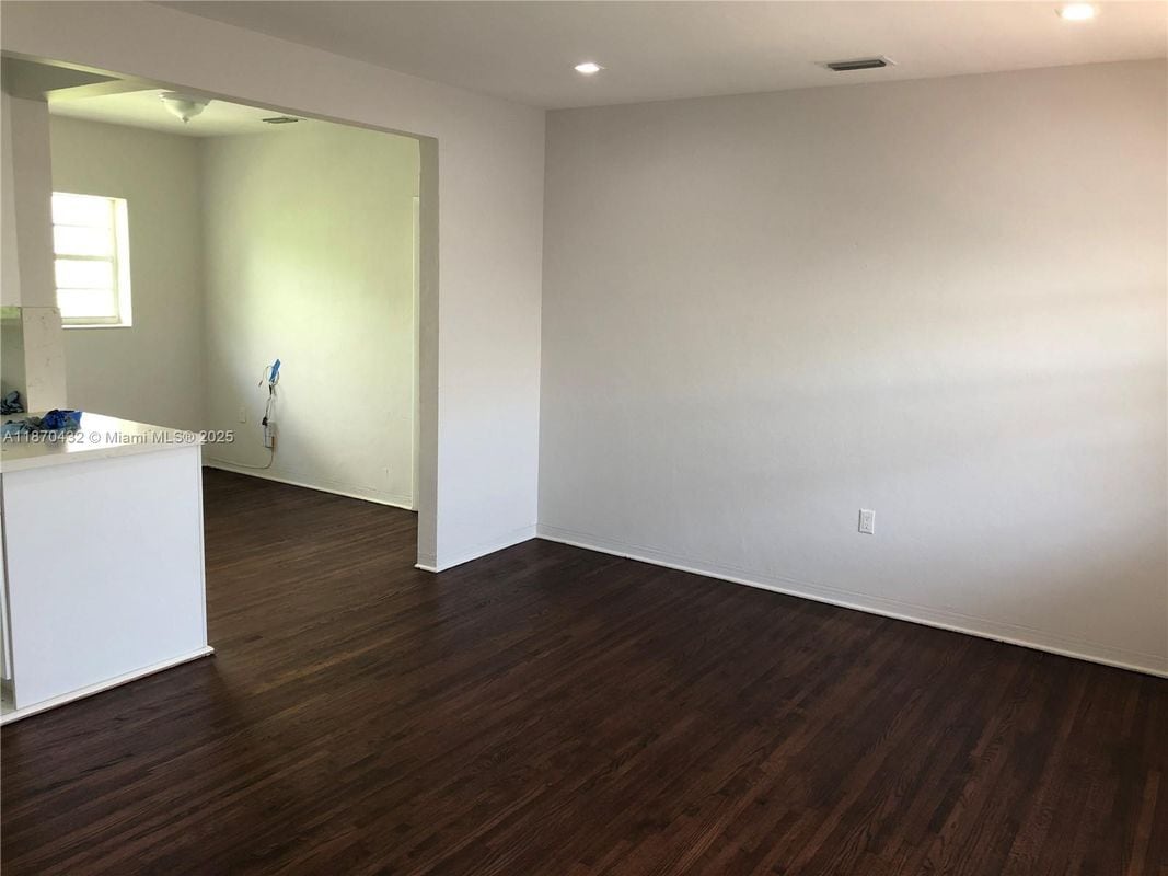 Foto del edificio - 110 Zamora Ave