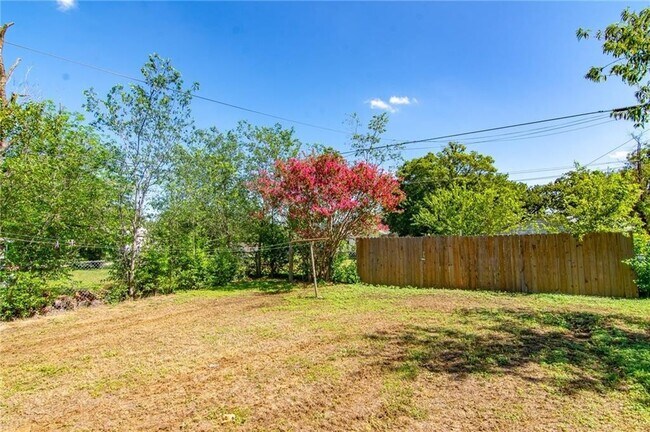 Building Photo - 2 Bedroom House in Brownwood ~ 1.4 Miles to Howard Payne University