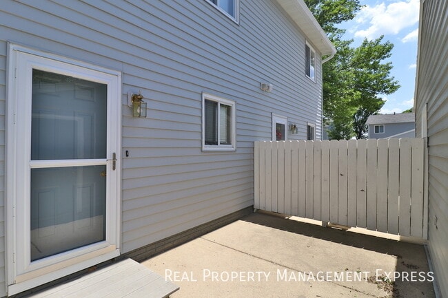 Building Photo - Lovely 2 Bedroom 2.5 Bathroom Townhome