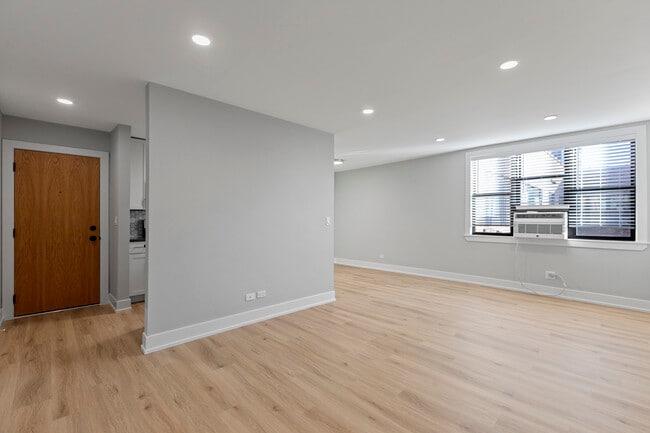 Building Photo - 531 W Aldine Ave