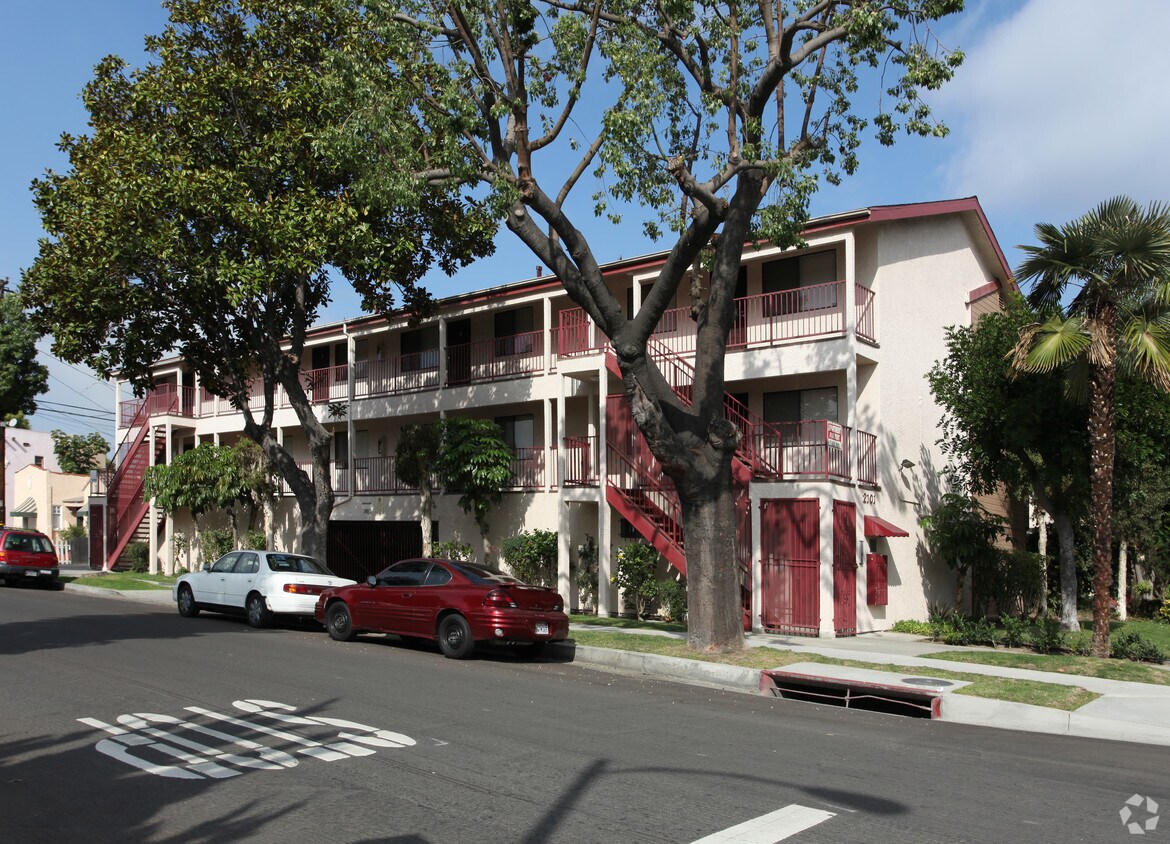 Primary Photo - 2101 Cedar Ave