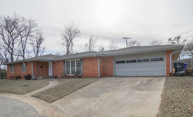 Must see 3 bed, 2 bath home near the University of Oklahoma campus. - Must see 3 bed, 2 bath home near the University of Oklahoma campus.
