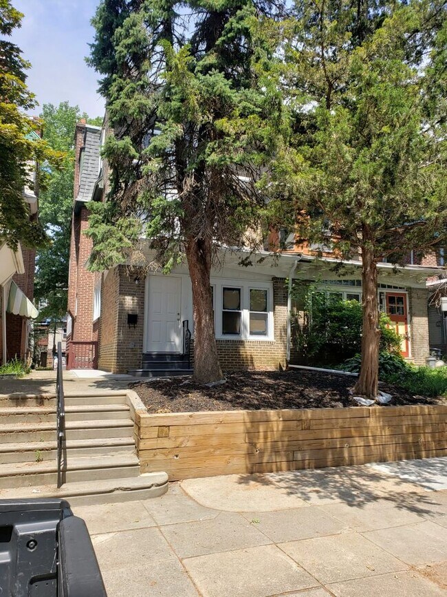 Building Photo - 62nd & Washington- BIG beautiful Cobbs Cre...