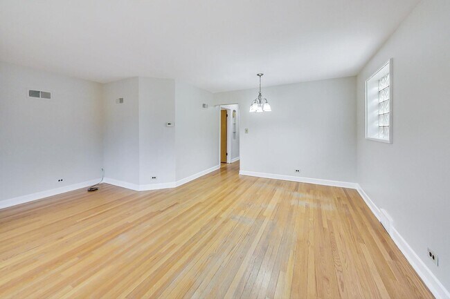 Foto del edificio - 6210 N Harding Ave
