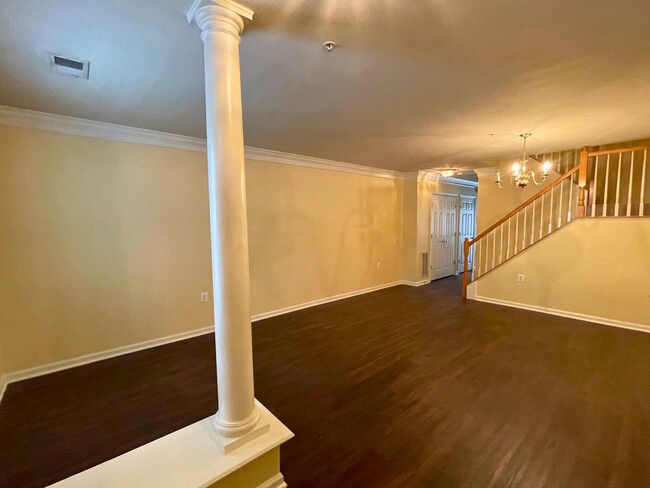 Building Photo - Beautiful 2BR, 2.5BA Townhouse Style Condo Near Old Town Alexandria