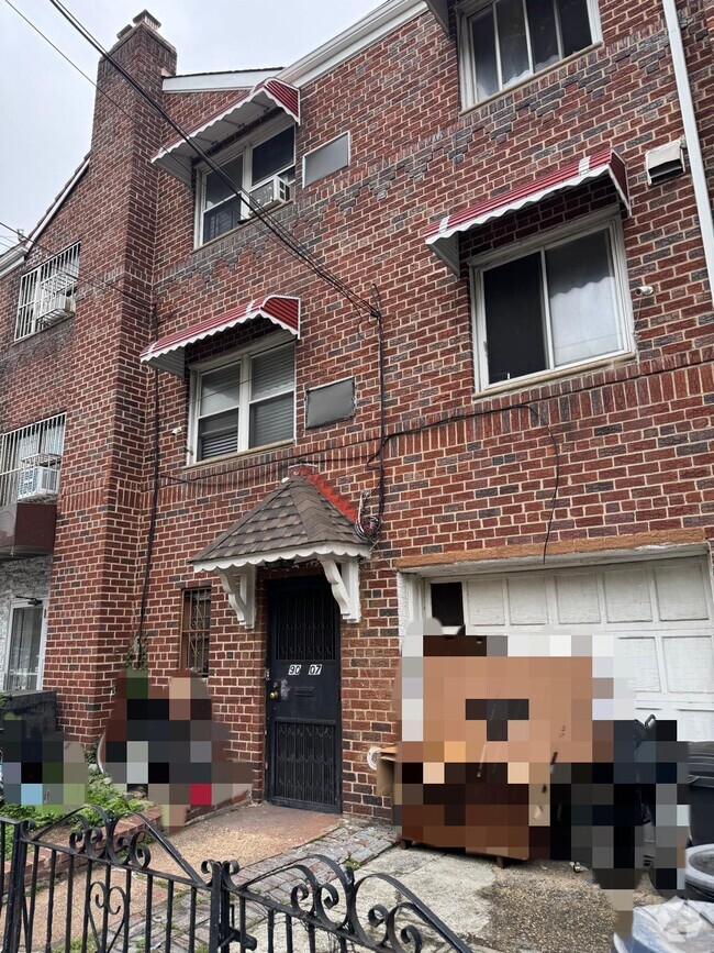 Building Photo - 90-07 43rd Ave