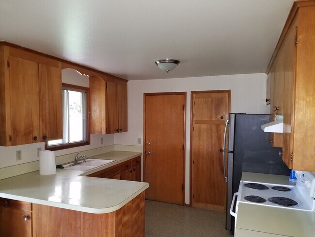 Building Photo - 3 Bedroom Home - Great Location - Available Soon