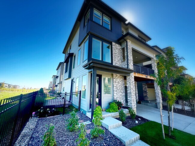 Foto del edificio - 15755 W Girard Ave