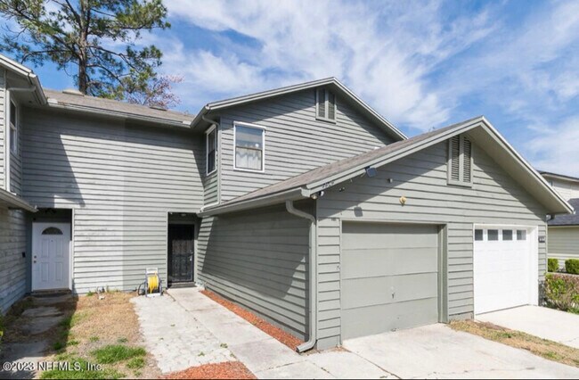 Foto del edificio - 5545 Bennington Dr