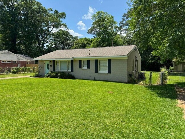 Building Photo - 3 Bedroom Classic Brick Cutie !!