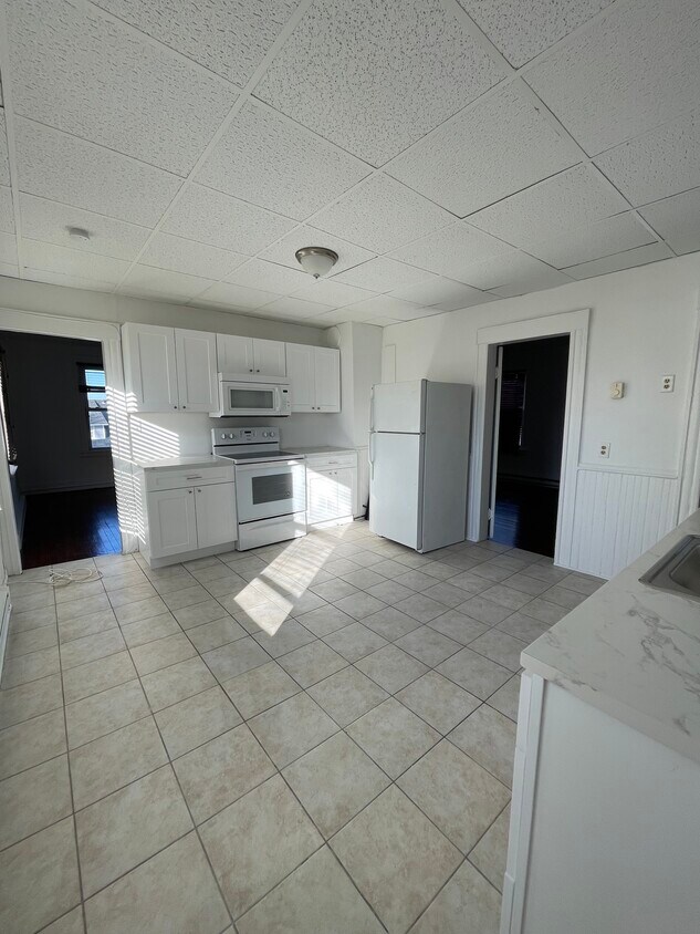Large Eat-in Kitchen - 136 Peace St