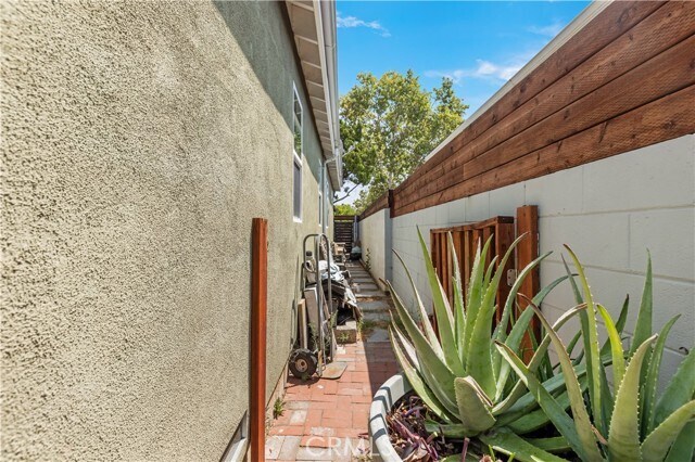 Foto del edificio - 6221 Agnes Ave