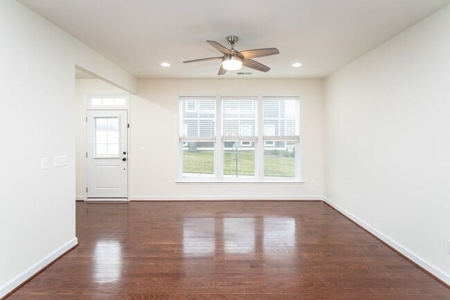 Building Photo - Luxury Townhouse