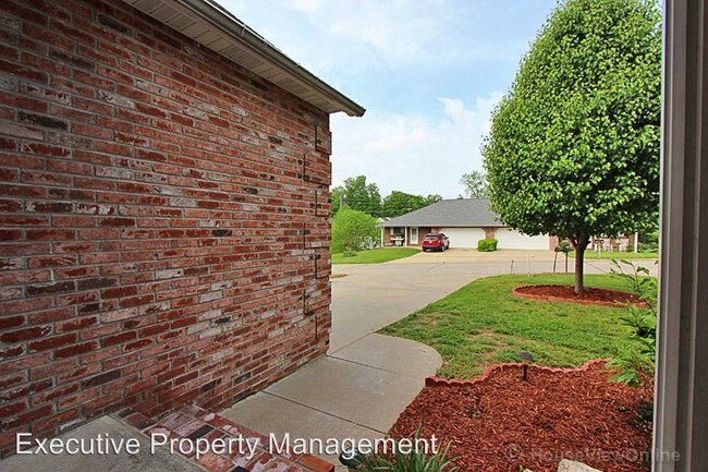Building Photo - 234 Hidden Meadows Dr