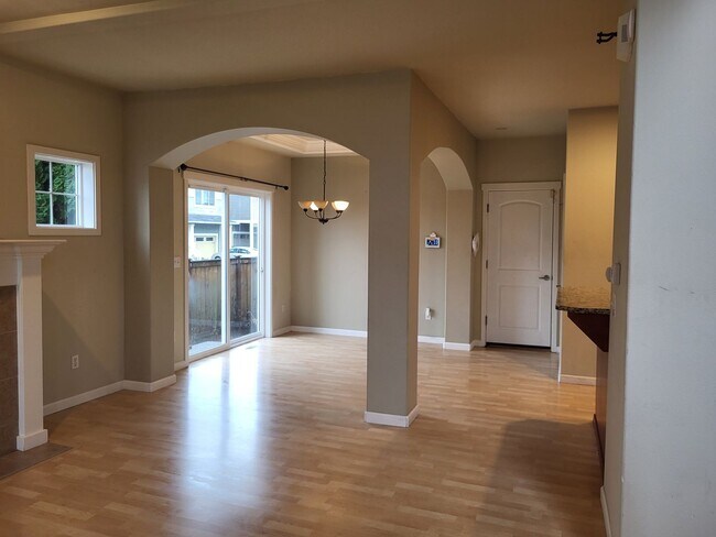 Foto del edificio - Beautiful 3 Bed 2.5 Bath 3 story home in South Hill Puyallup