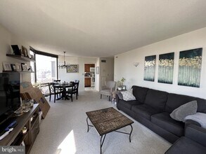 Building Photo - 2020 Walnut St