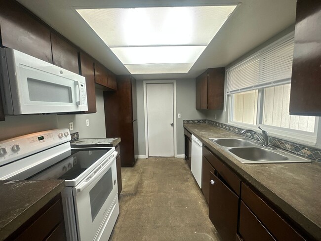 Building Photo - 1331 Frankfort Ct