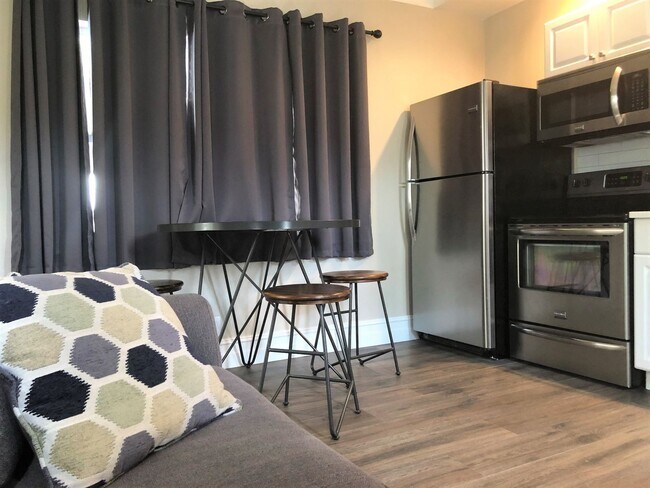 Building Photo - Croissant Park Cutie! Furnished 1/1 Availa...
