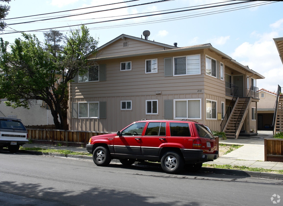 Primary Photo - 210 Linden St
