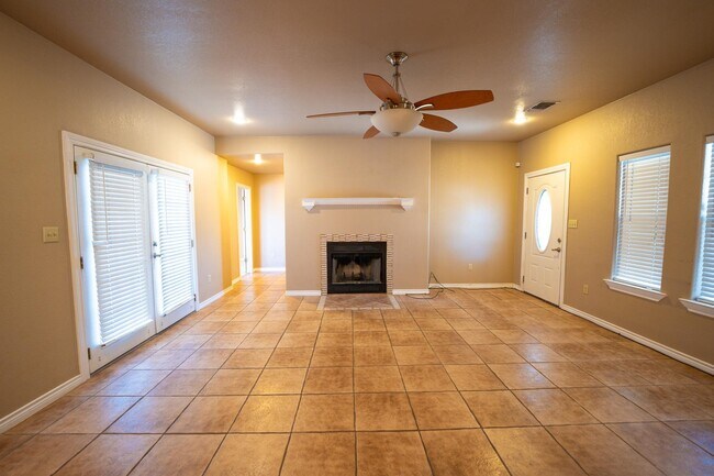 Building Photo - 405 El Lago Camino