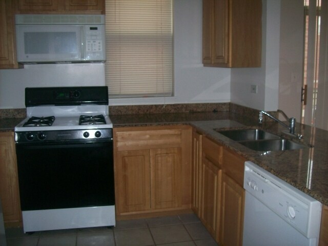 Building Photo - 1337 N Burling St