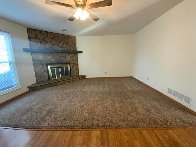 Building Photo - 704 Plankway Dr
