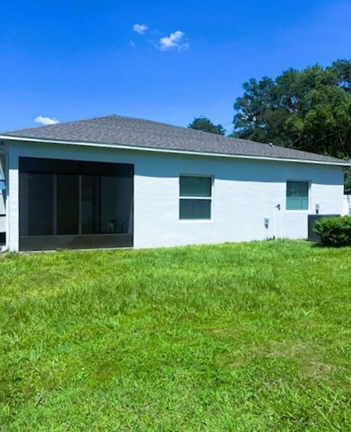 Building Photo - Lovely 3/2 Spacious Home with a Fenced Bac...