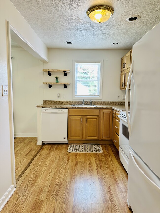 Building Photo - 808 Hibner Ave