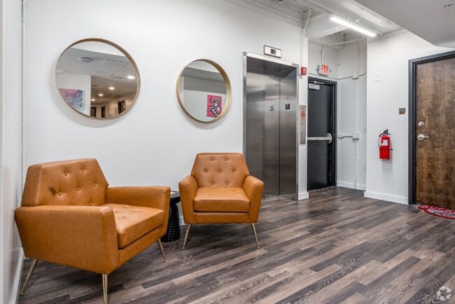 Building Photo - 174 E Long St