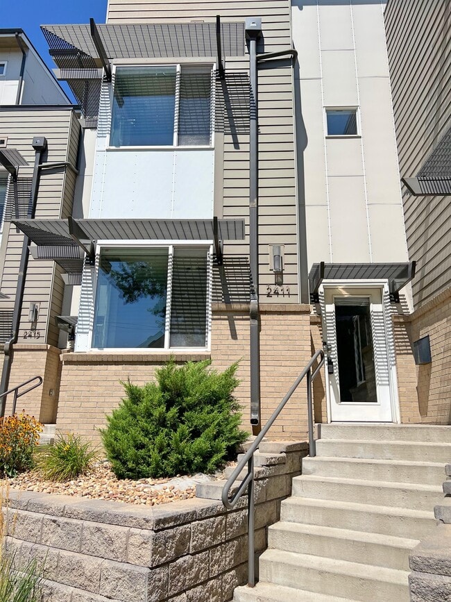 Photo - 2411 W Argyle Pl House