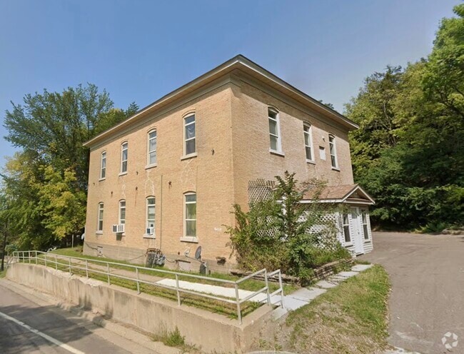 Building Photo - 401 2nd St E