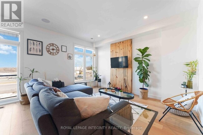 Building Photo - 502 Labrador Cres