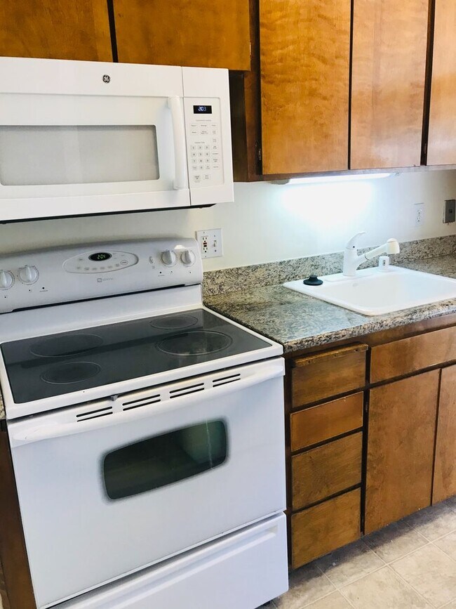 Building Photo - One Bedroom Condo